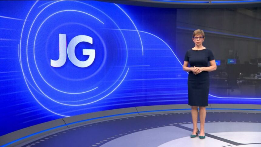 Renata Lo Prete de vestido preto no centro do cenário do Jornal da Globo sobre a denúncia da Ppgr contra Bolsonaro