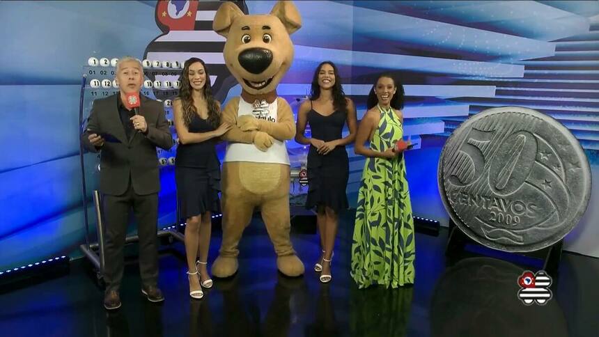 Apresentador e assistentes de palco ao lado do mascote do São Paulo dá Sorte