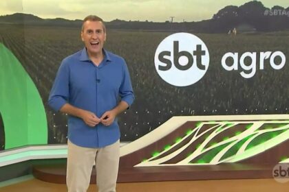 Sandro Ivanowski de caisa azul no centro do cenário do SBT Agro