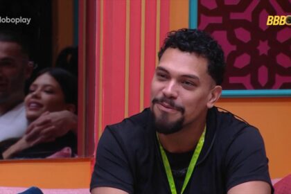 Vinicius sorridente na sala do BBB 25 aguardando a Prova do Líder