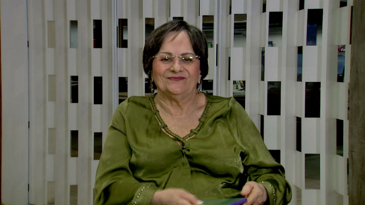 Maria da Penha veste verde em entrevista ao Altas Horas