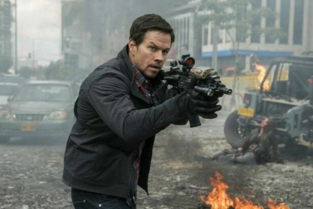 Mark Wahlberg em trecho do filme 22 Milhas