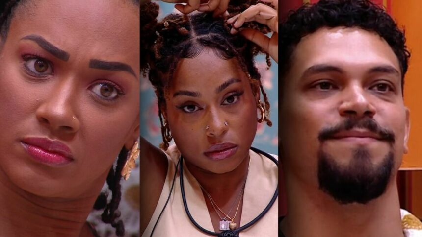 Aline, Thamiris e Vinicius sentados no sofá do BBB 25 com semblante assustado após caírem no Paredão