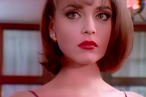 Paola Bracho (Gabriela Spanic) com batom vermelho em cena da chamada da novela A Usurpadora no SBT