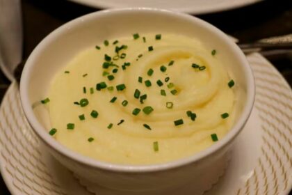 Aligot:purê de batata com queijo em trecho de receita no é de casa