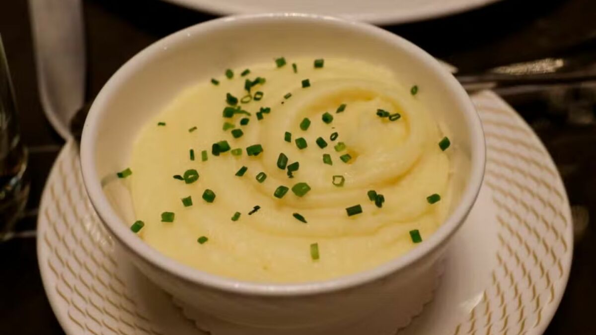 Aligot:purê de batata com queijo em trecho de receita no é de casa