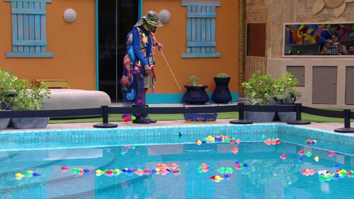 Aline, vestida de pescadora, cumprindo o castigo do monstro em frente a piscina