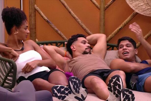 Aline, Vinicius e Guilherme em conversa na varanda do BBB 25