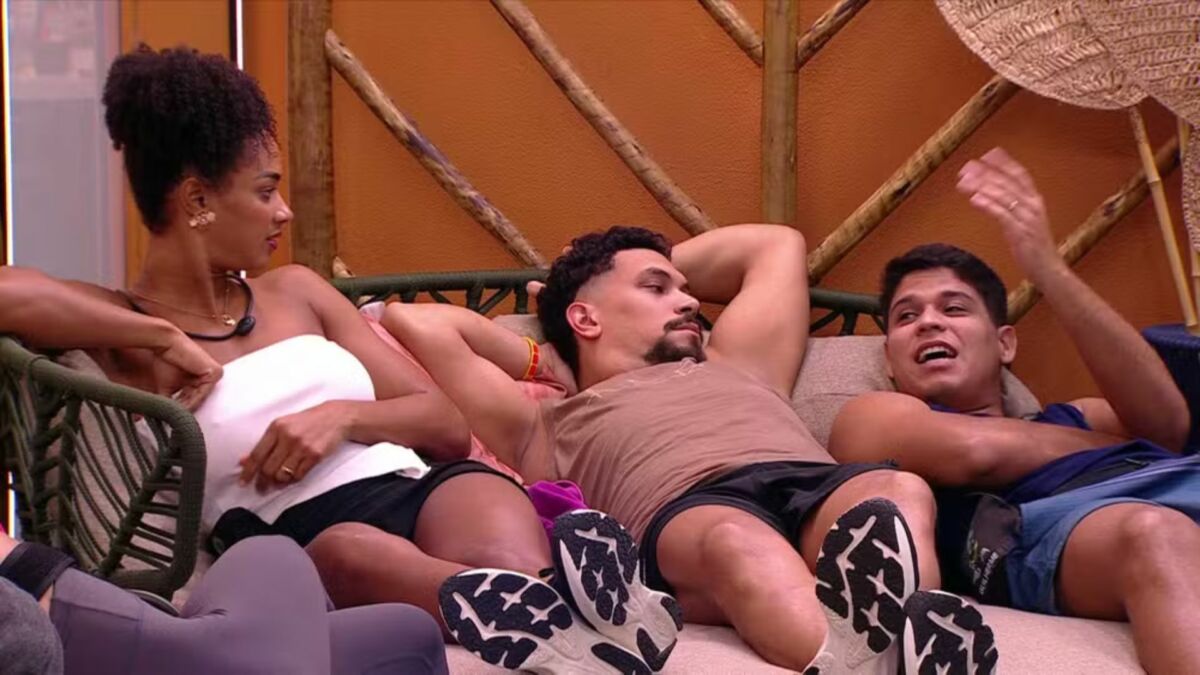 Aline, Vinicius e Guilherme em conversa na varanda do BBB 25