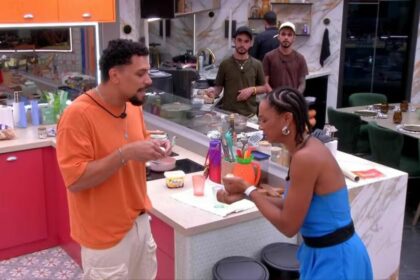 Aline e Vinicius comendo ovo cru na cozinha do BBB 25