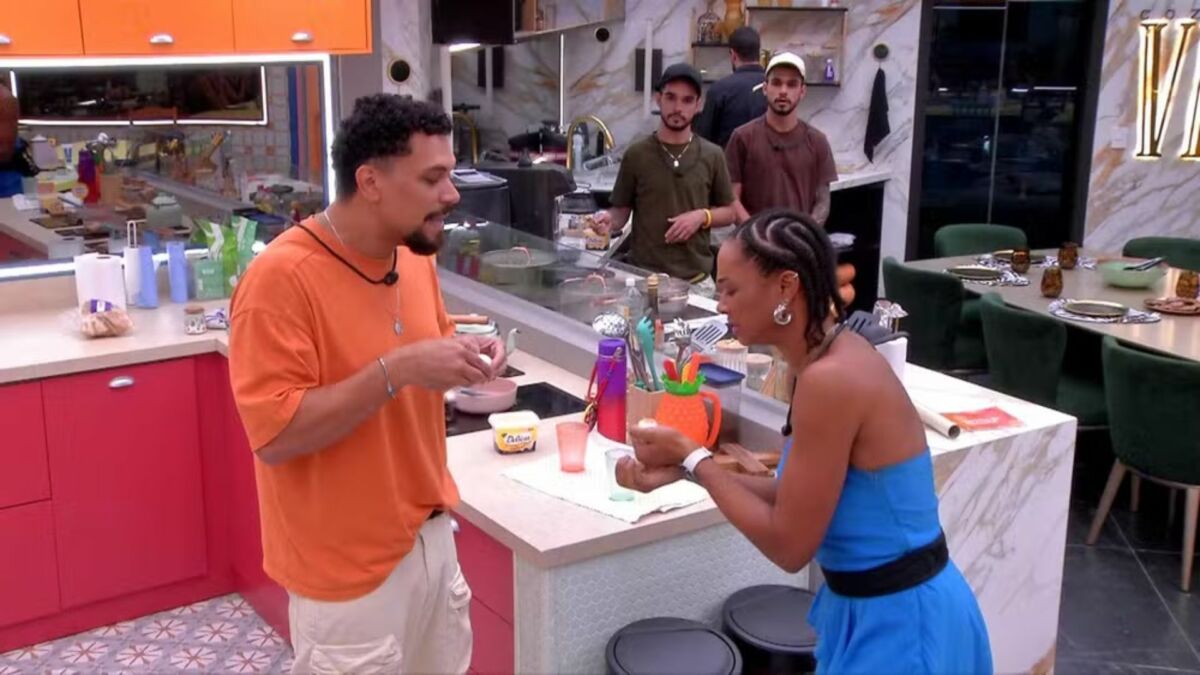Aline e Vinicius comendo ovo cru na cozinha do BBB 25