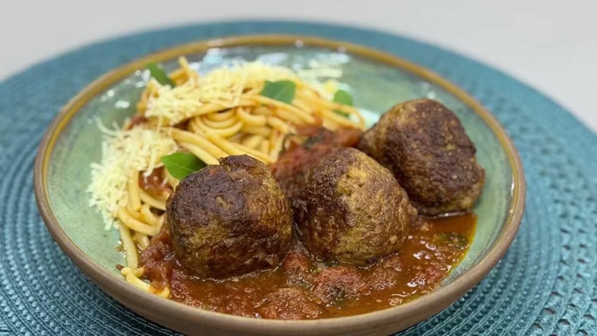 Almôndega com molho de tomate da vovó no prato, em receita do É de Casa