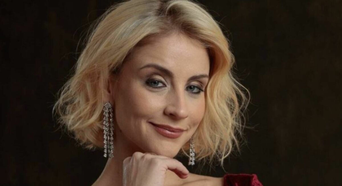 Louise Clós caracterizada como Bárbara na série Até Onde Ela Vai