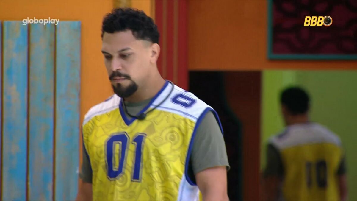 Vinicius olhando para o chão no gramado do BBB 25