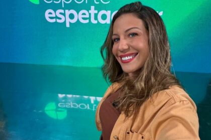 Bárbara Coelho sorrindo no cenário do Esporte Espetacular