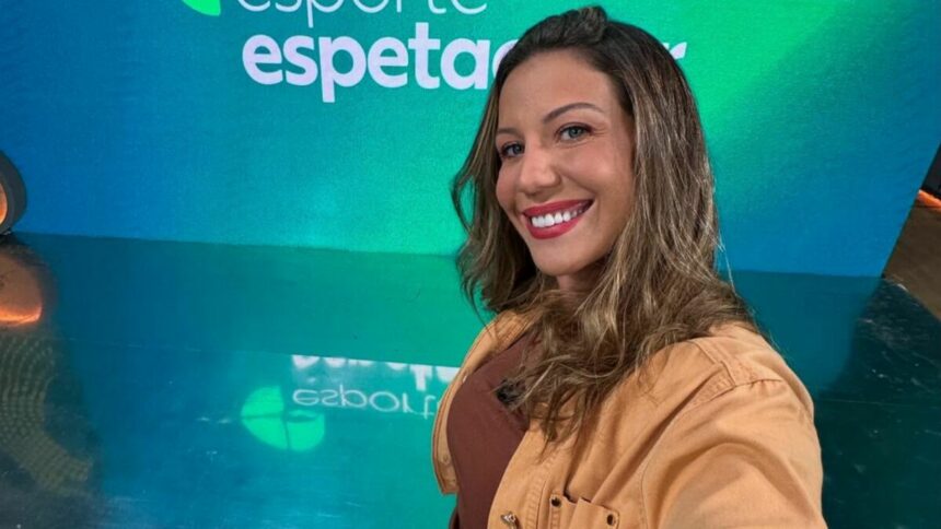 Bárbara Coelho sorrindo no cenário do Esporte Espetacular