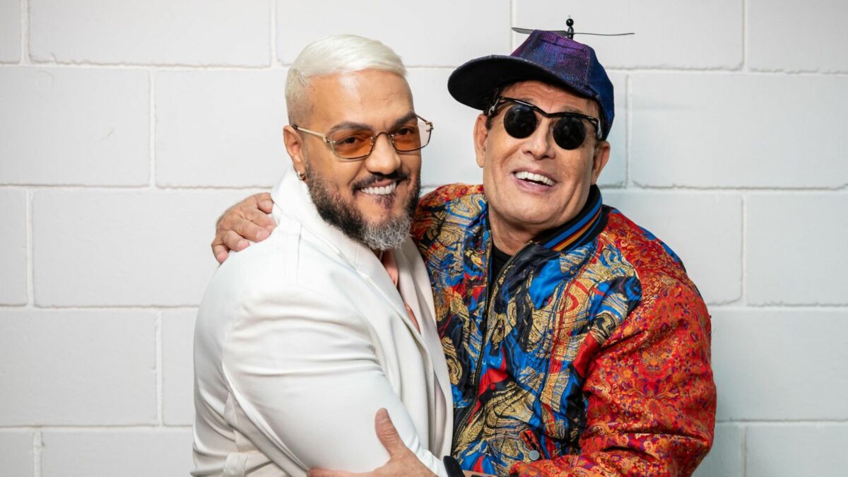 Belo e Sérgio Malandro em foto posada nos bastidores da Batalha do Lip Sync