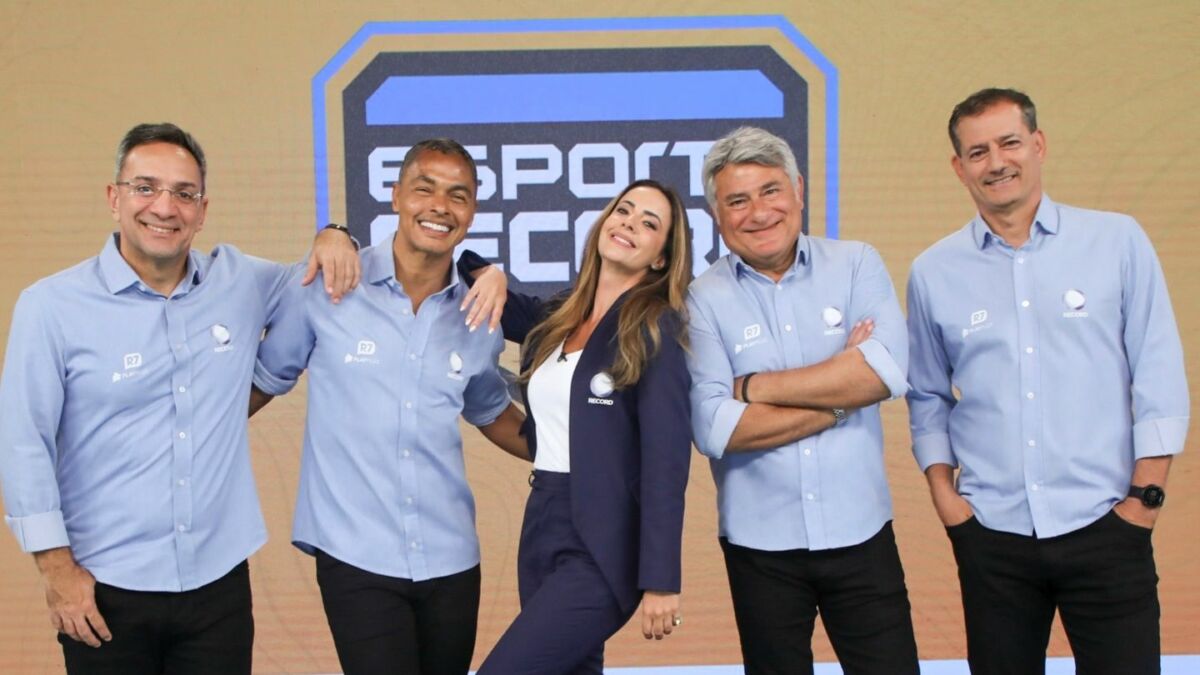 Mauricio Noriega, Dodo, Salvio Spinola, Paloma Tocci e Cléber Machado em pé no cenário do Esporte RECORD