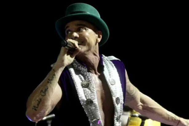 Cantor Netinho em trecho de apresentação no Carnaval de Salvador