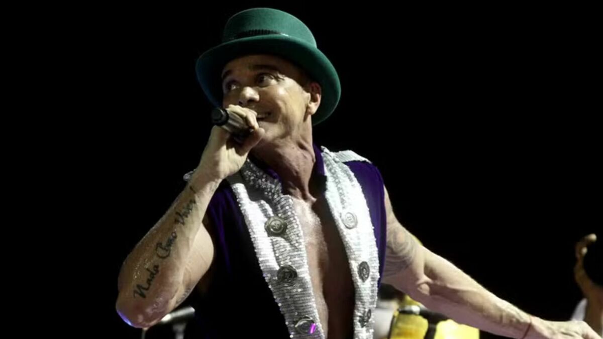 Cantor Netinho em trecho de apresentação no Carnaval de Salvador