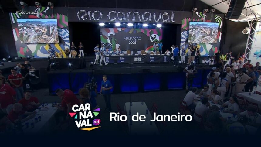 Mesas em frente ao palco da apuração 2025 na Cidade do Samba do Carnaval do Rio de Janeiro