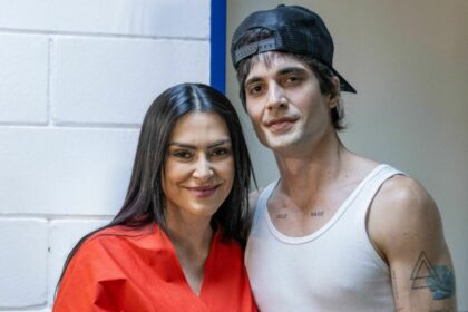 Cleo e Fiuk em foto posada nos bastidores da Batalha do Lip Sync