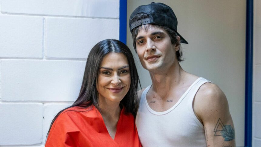 Cleo e Fiuk em foto posada nos bastidores da Batalha do Lip Sync