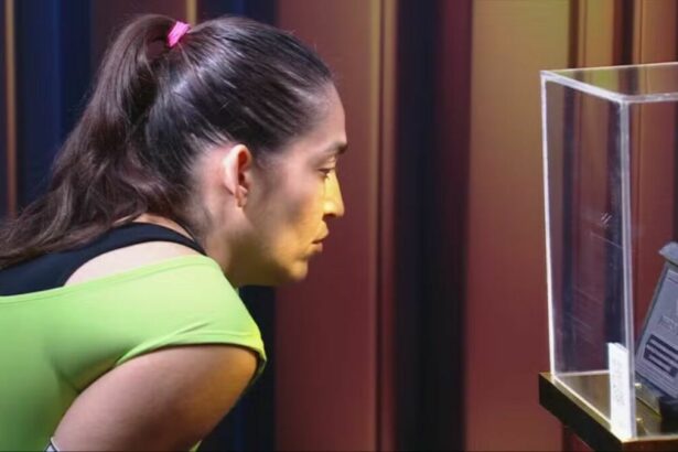 Daniele Hypolito encarando um vidro com uma placa dentro no confessionário do BBB 25