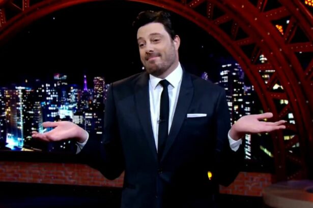 Danilo Gentili ironizando com as mãos no estúdio do The Noite