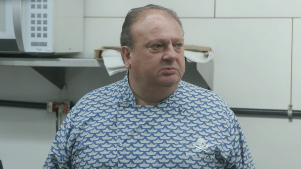 Erick Jacquin na cozinha de um restaurante, em trecho do Pesadelo na Cozinha