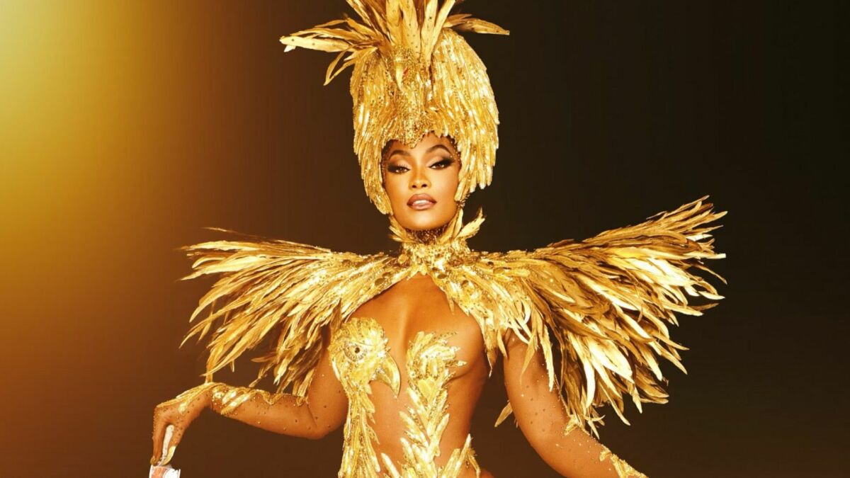 Erika Januza vestida de dourado para desfile da Viradouro