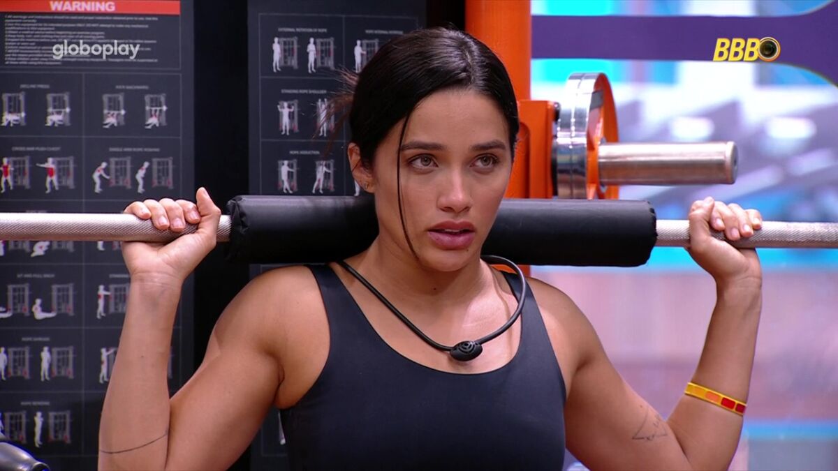 Eva com cara de assustada na academia do BBB 25