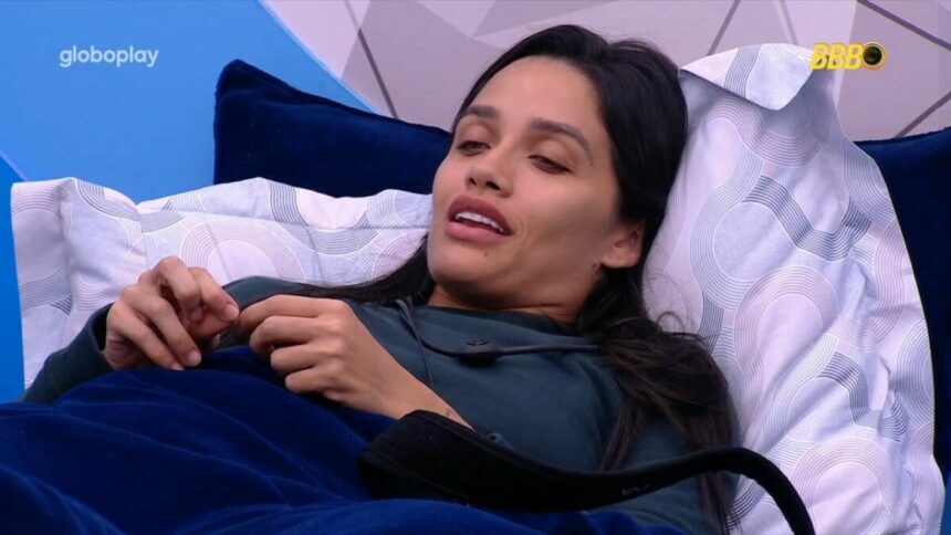 Eva, deitada na cama do Quarto Fantástico do BBB 25