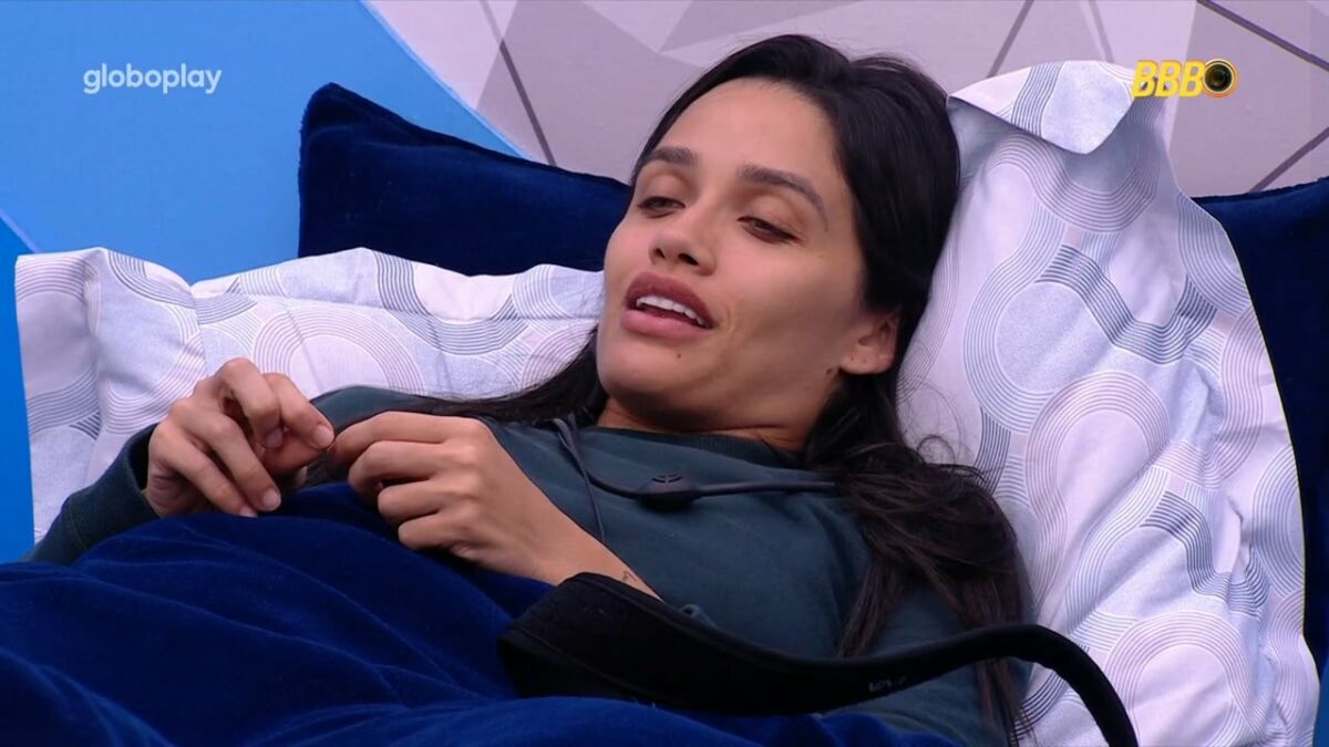 Eva, deitada na cama do Quarto Fantástico do BBB 25