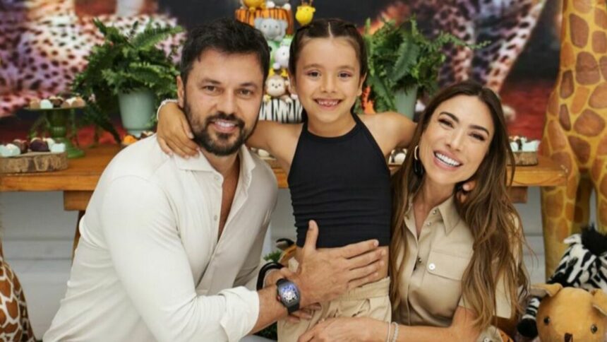 Fábio Faria, Patricia Abravanel e Jane abraçados em frente a decoração da festa Safari