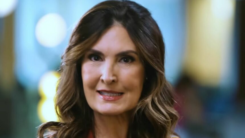Fátima Bernardes sorridente em trecho de entrevista