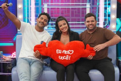 Fernanda Bande, Lucas Pizane e Michel Nogueira em foto posada no sofá do Caldeirão