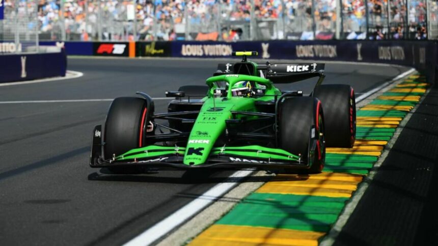 Carro do piloto brasileiro Gabriel Bortoleto na pista no GP da Austrália de Fórmula 1