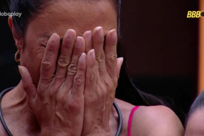 Gracyanne Barbosa com as mãos nos olhos e chorando no BBB 25