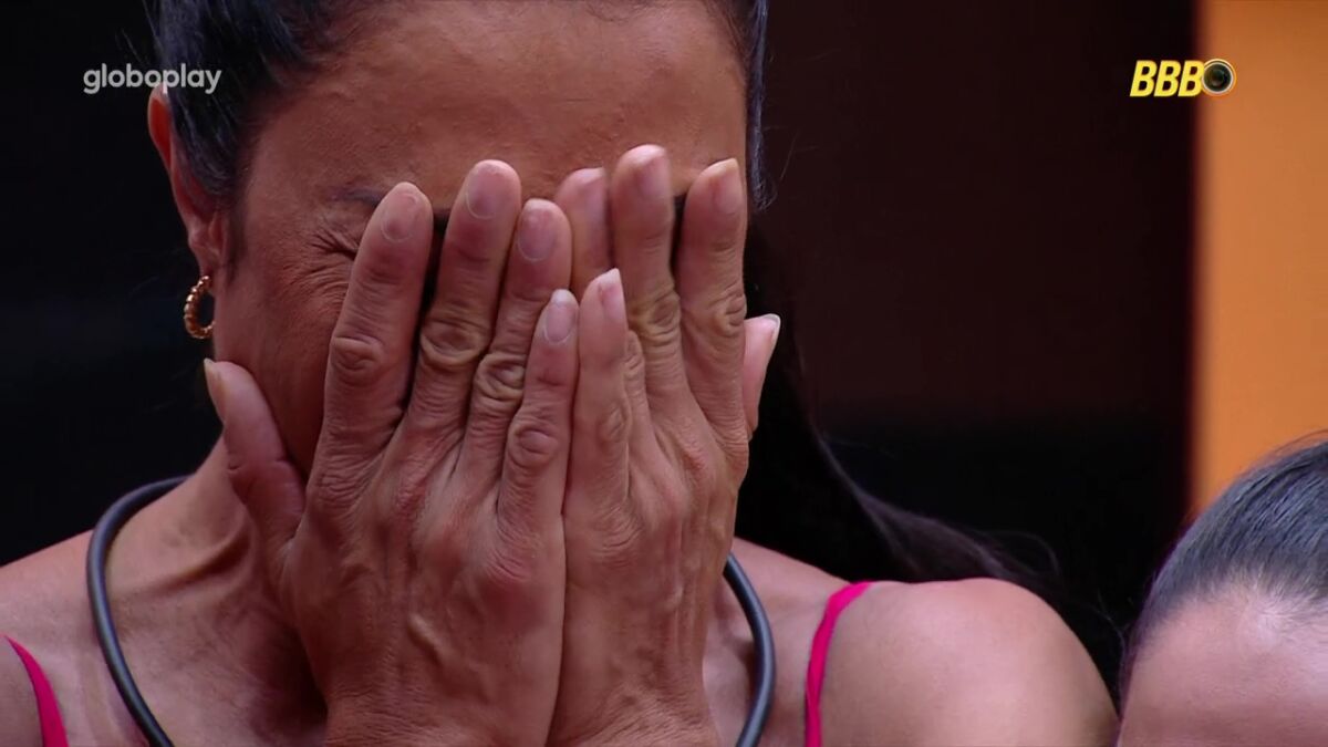 Gracyanne Barbosa com as mãos nos olhos e chorando no BBB 25
