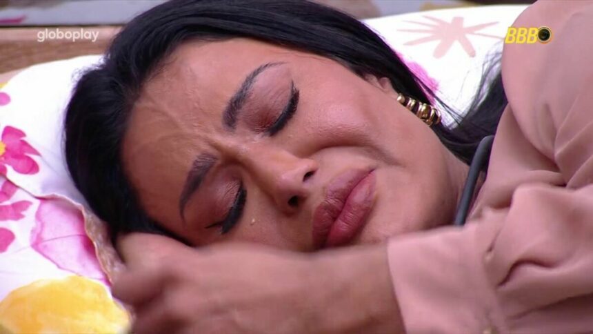 Gracyanne Barbosa deitada na cama e chorando no BBB 25