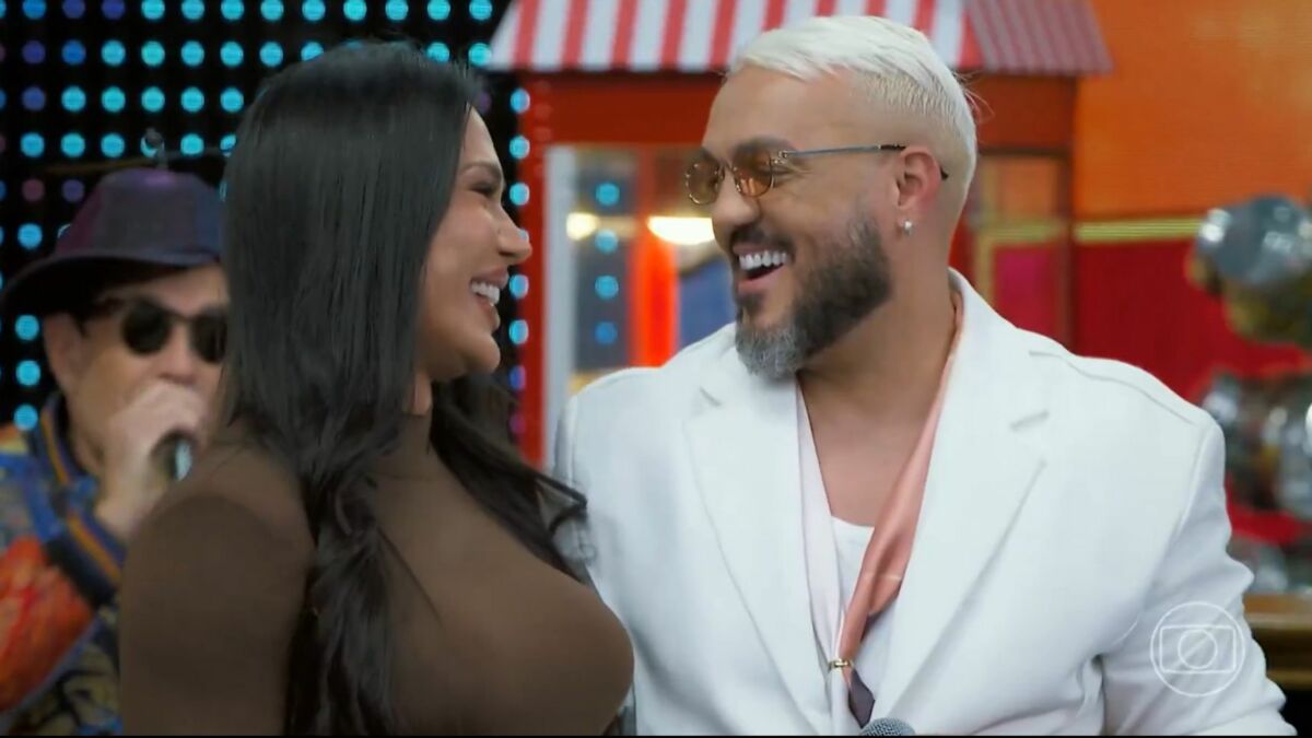 Gracyanne Barbosa e Belo trocando olhar de cumplicidade no Domingão