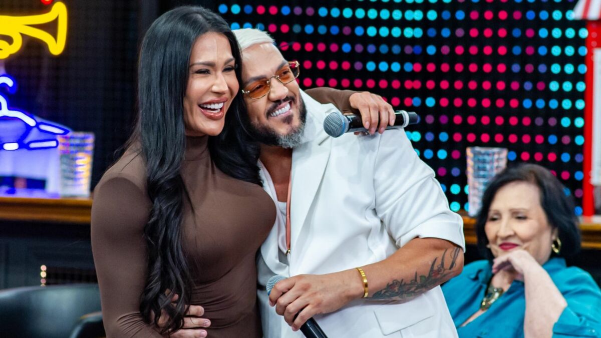 Gracyanne Barbosa e Belo abraçados no palco do Domingão