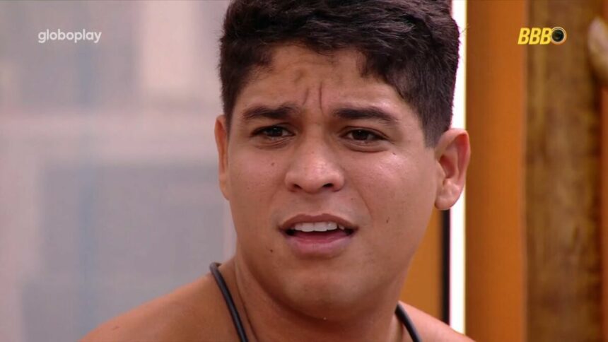 Guilherme em conversa na área externa do BBB 25