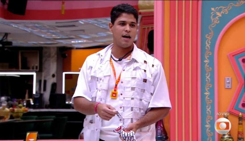 Guilherme entregando as pulseiras Na Mira do Líder no BBB 25