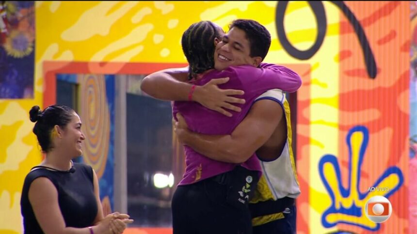 Guilherme abraçando Aline ao distribuir as pulseiras do VIP no BBB 25