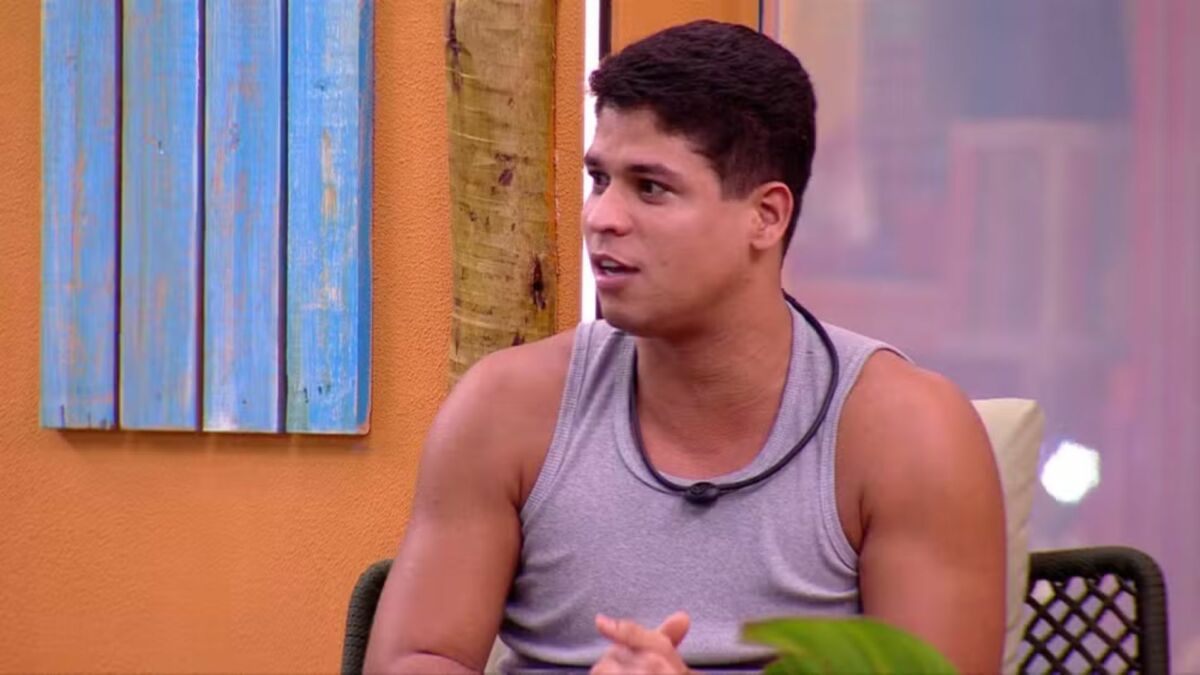 Guilherme em conversa na área externa do BBB 25