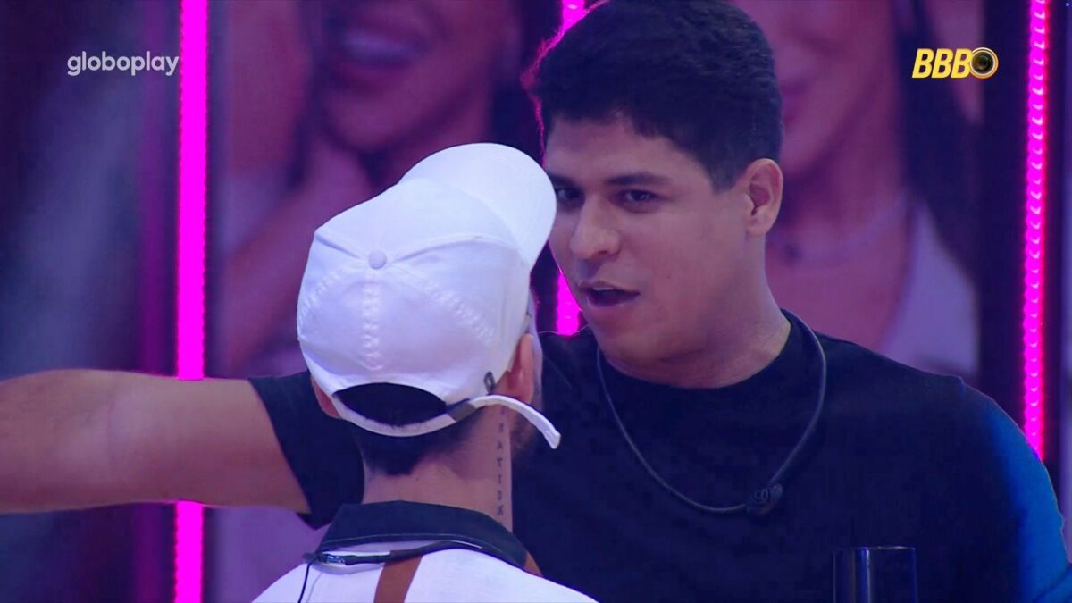 Guilherme e João Pedro em conversa na festa do líder no BBB 25