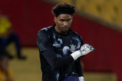 Hugo Souza com o uniforme de treino do Corinthians