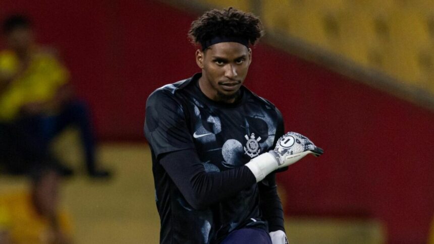 Hugo Souza com o uniforme de treino do Corinthians